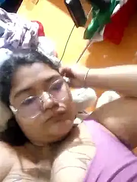 Snapshot of DarkReed chatting on February 24, 5:11 pm DarkReed online show from February 24, 5:11 pm