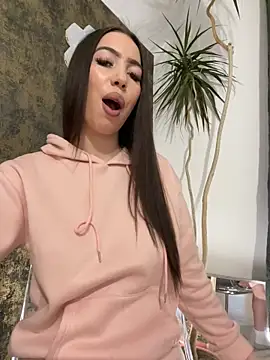 Snapshot of I_amSis chatting on April 6, 1:56 pm I amSis online show from April 6, 1:56 pm