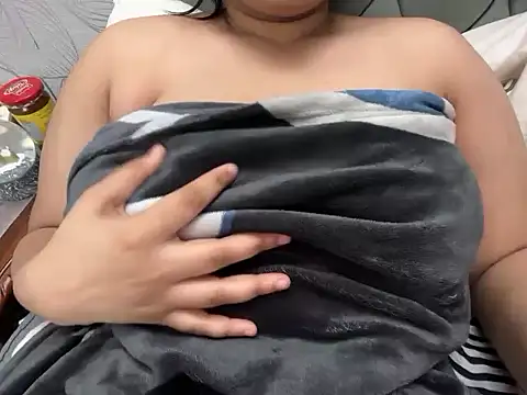 hugeindiantitties online show from February 15, 10:17 pm