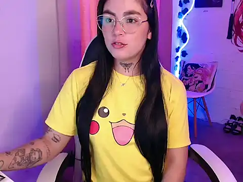 Snapshot of JanineRae chatting on February 19, 6:15 pm JanineRae online show from February 19, 6:15 pm