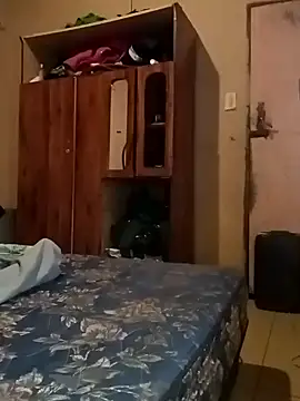 Snapshot of madgirl25 chatting on February 27, 2:33 am madgirl25 online show from February 27, 2:33 am