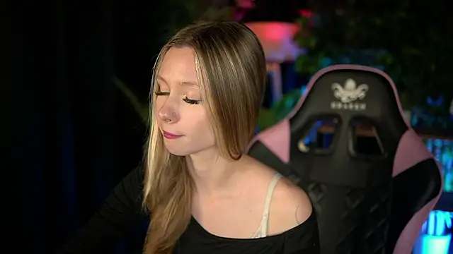 Snapshot of SweetDaisy_me chatting on February 25, 3:10 pm SweetDaisy me online show from February 25, 3:10 pm