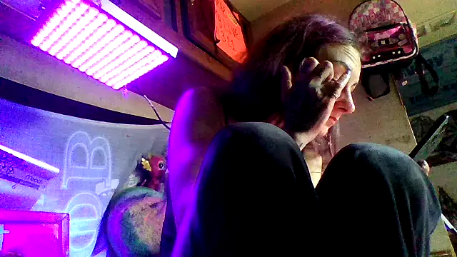 Snapshot of issyamazin chatting on February 18, 2:35 pm issyamazin online show from February 18, 2:35 pm