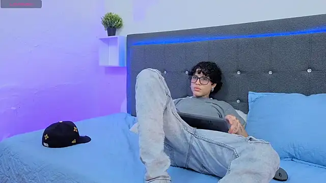 Ale cuzz online show from February 14, 2:03 pm