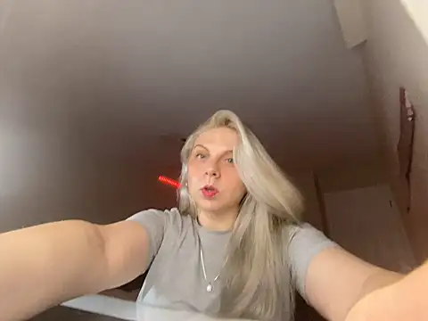 Snapshot of i_love_iva chatting on February 15, 4:31 am i love iva online show from February 15, 4:31 am