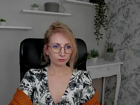 CinderellaMoon online show from February 18, 6:53 am