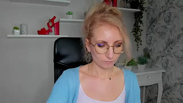 CinderellaMoon online show from March 19, 6:17 am