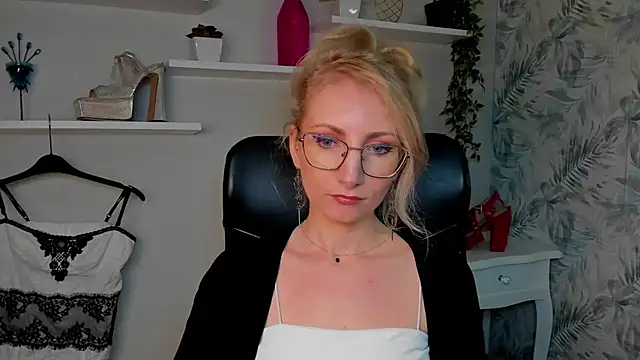 CinderellaMoon online show from March 24, 6:29 am