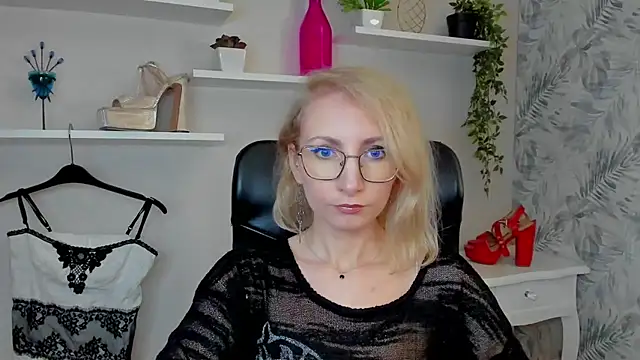 CinderellaMoon online show from March 25, 6:19 am