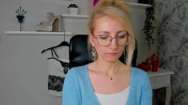 CinderellaMoon online show from March 30, 5:30 am