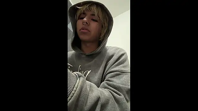 Snapshot of prince_oliverr chatting on March 31, 2:57 am prince oliverr online show from March 31, 2:57 am