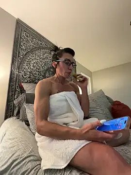 Snapshot of lunasexy79 chatting on April 12, 1:43 am lunasexy79 online show from April 12, 1:43 am