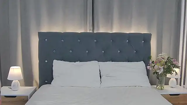 Snapshot of VikkyVonn chatting on February 18, 12:23 pm VikkyVonn online show from February 18, 12:23 pm