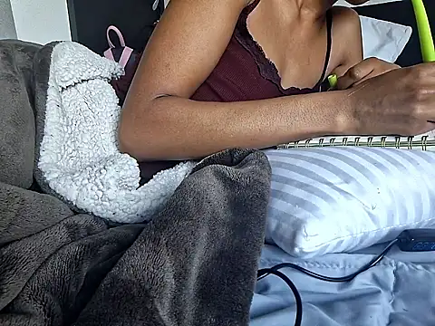 Snapshot of Cinnamonbunn chatting on February 26, 6:18 pm Cinnamonbunn online show from February 26, 6:18 pm