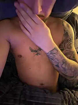 Snapshot of derallerechte001 chatting on February 15, 9:30 am derallerechte001 online show from February 15, 9:30 am