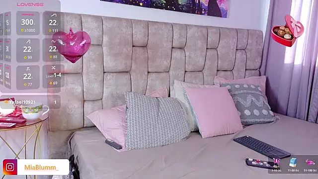 Snapshot of MiiaBlumm_ chatting on February 20, 1:11 pm MiiaBlumm online show from February 20, 1:11 pm