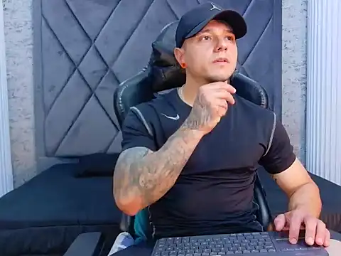 Snapshot of TYSONRICH1 chatting on February 26, 6:18 pm TYSONRICH1 online show from February 26, 6:18 pm