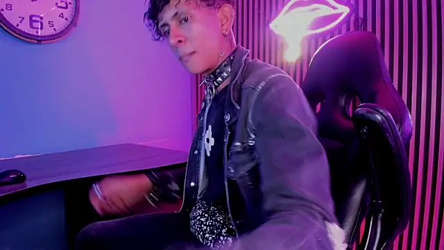 Snapshot of Maximoking26 chatting on February 21, 4:35 am Maximoking26 online show from February 21, 4:35 am