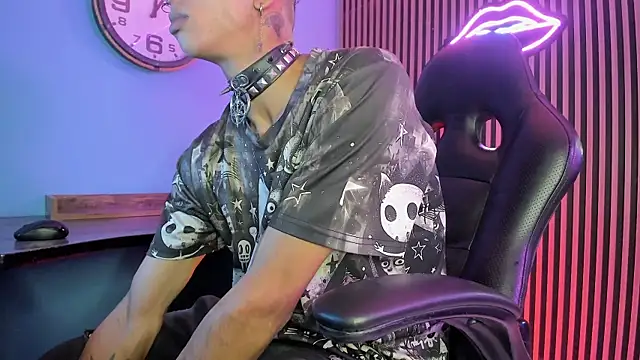 Snapshot of Maximoking26 chatting on February 23, 4:43 am Maximoking26 online show from February 23, 4:43 am