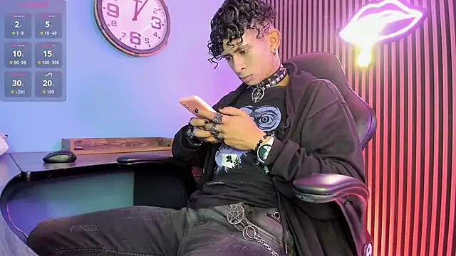 Snapshot of Maximoking26 chatting on February 24, 4:10 am Maximoking26 online show from February 24, 4:10 am