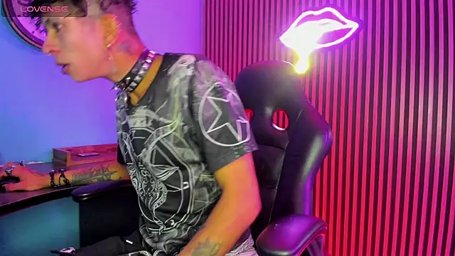 Snapshot of Maximoking26 chatting on February 27, 12:27 pm Maximoking26 online show from February 27, 12:27 pm