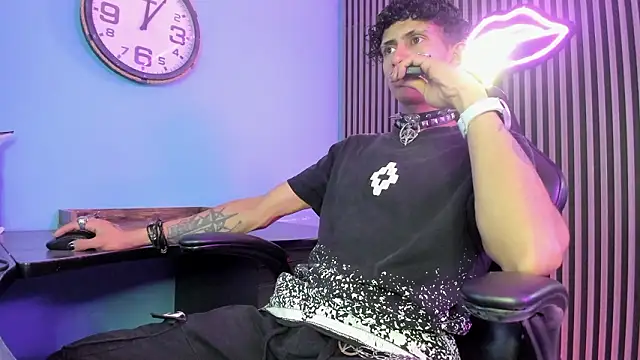 Snapshot of Maximoking26 chatting on March 1, 4:14 am Maximoking26 online show from March 1, 4:14 am