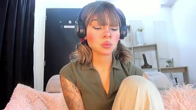 Tylla   online show from March 25, 5:13 am