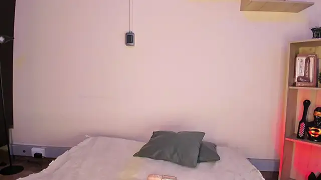 Tylla   online show from March 31, 5:19 am