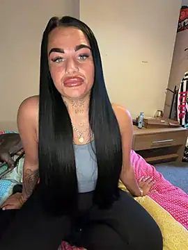 Snapshot of Darkfantisyx chatting on February 19, 4:03 pm Darkfantisyx online show from February 19, 4:03 pm