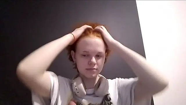 CurlaPettyBom online show from February 16, 9:16 am