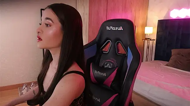 LucyDeLuca online show from March 3, 7:47 am