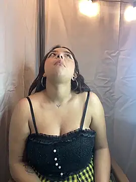 Snapshot of Midary_pink chatting on March 3, 5:02 am Midary pink online show from March 3, 5:02 am