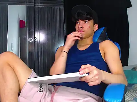 Snapshot of Lyam_Russo chatting on February 24, 7:34 pm Lyam Russo online show from February 24, 7:34 pm