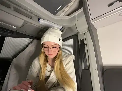 melanieTesss online show from February 18, 11:44 pm