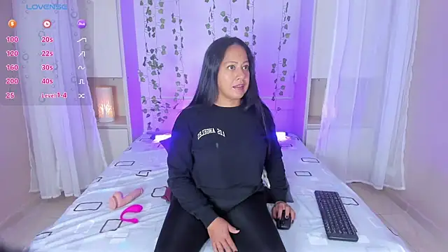 AllieBennet online show from April 17, 7:39 pm