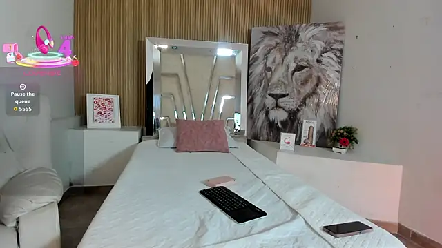 Snapshot of SiaFoxx_ chatting on February 25, 6:01 am SiaFoxx online show from February 25, 6:01 am