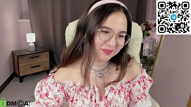 Snapshot of leylamirage chatting on February 20, 2:06 pm leylamirage online show from February 20, 2:06 pm