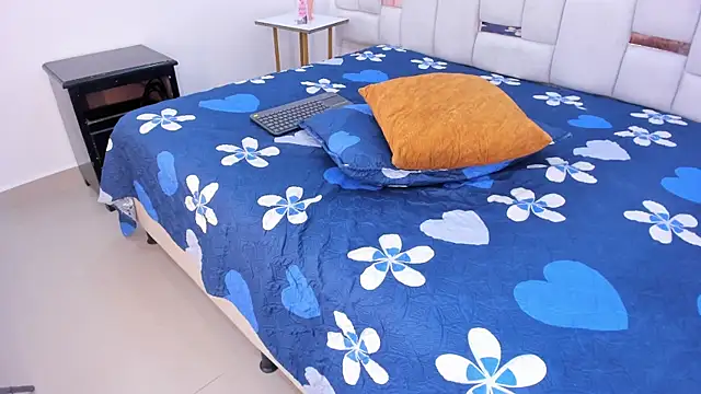 Zoe  smiith online show from February 28, 4:13 am