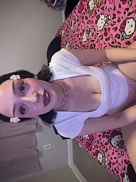 Snapshot of strwbrrymilk chatting on February 22, 1:18 am strwbrrymilk online show from February 22, 1:18 am