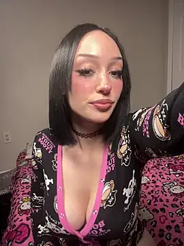 strwbrrymilk online show from March 31, 3:41 am