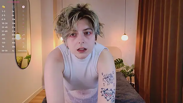 Snapshot of SpiderrArti chatting on February 19, 6:20 am SpiderrArti online show from February 19, 6:20 am