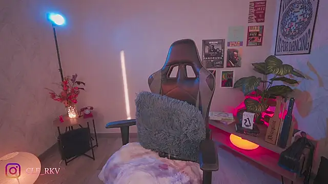 violette clerk1  online show from April 4, 9:34 pm