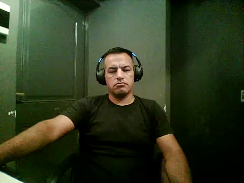 Snapshot of Valenthe26 chatting on February 17, 5:37 am Valenthe26 online show from February 17, 5:37 am