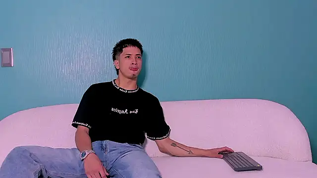 Snapshot of Youdoll_ chatting on February 19, 1:29 pm Youdoll online show from February 19, 1:29 pm