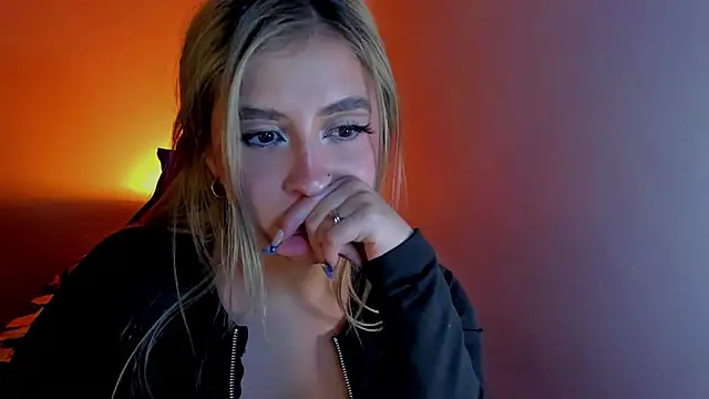 Snapshot of saradiazxxx chatting on March 29, 8:36 am saradiazxxx online show from March 29, 8:36 am