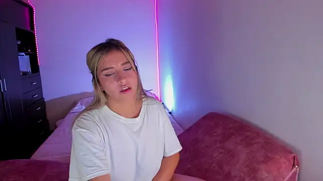 Snapshot of saradiazxxx chatting on April 11, 7:45 am saradiazxxx online show from April 11, 7:45 am