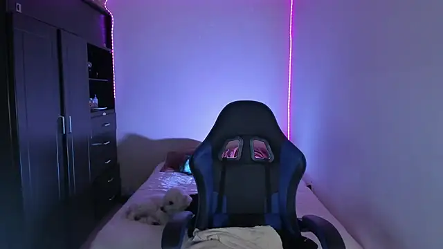 Snapshot of saradiazxxx chatting on April 12, 6:18 am saradiazxxx online show from April 12, 6:18 am