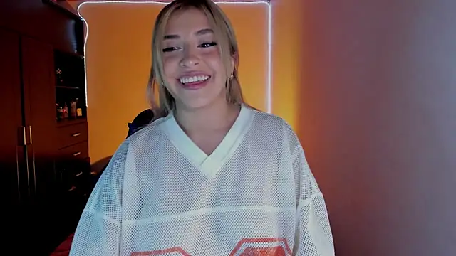 Snapshot of saradiazxxx chatting on April 16, 8:15 am saradiazxxx online show from April 16, 8:15 am