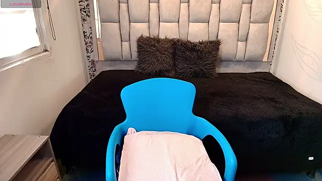 Sofi Blake   online show from April 17, 12:41 pm