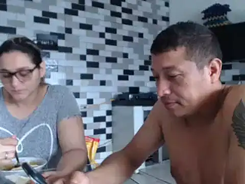 Snapshot of pareja_latina2214 chatting on February 19, 2:13 pm pareja latina2214 online show from February 19, 2:13 pm